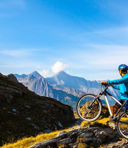 Ciclista su una montagna con paesaggio mozzafiato.