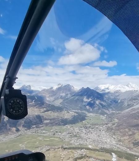 Vista mozzafiato dall'elicottero su montagne innevate e paesaggi spettacolari.