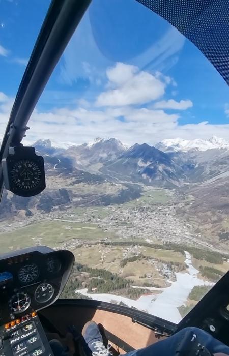 Vista mozzafiato dall'elicottero su montagne innevate e paesaggi spettacolari.