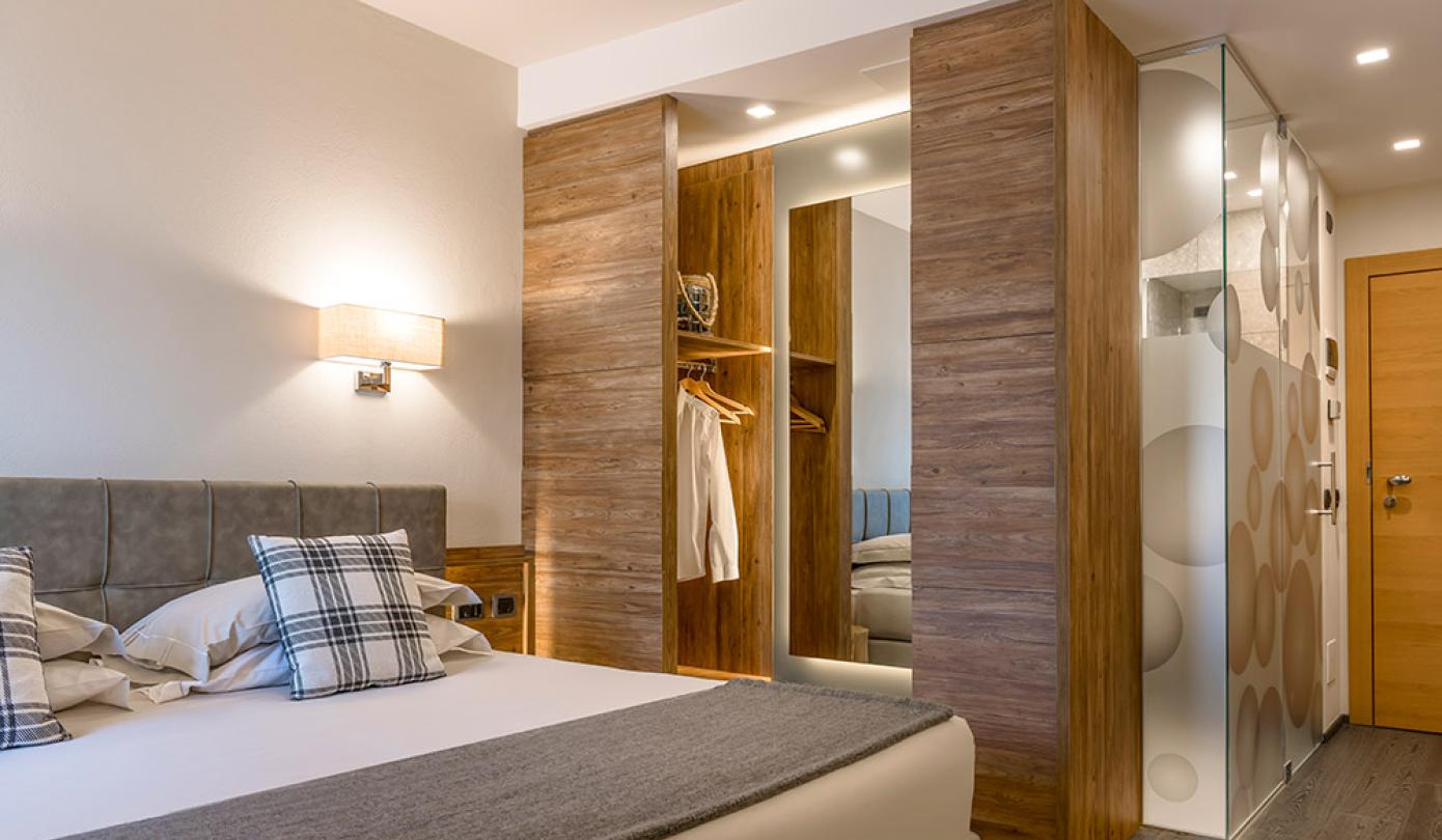 Chambre moderne avec meubles en bois et lit confortable.
