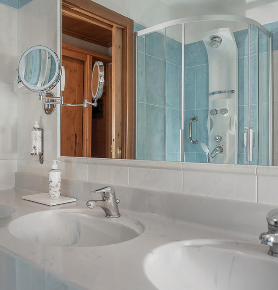 Salle de bain moderne avec double lavabo et douche.