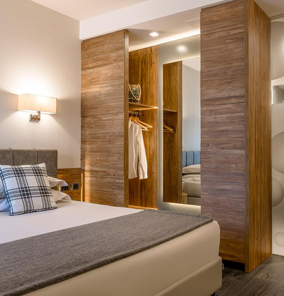 habitación_110_moderna_deluxe_suelos_parqué_detalle-moderno-1