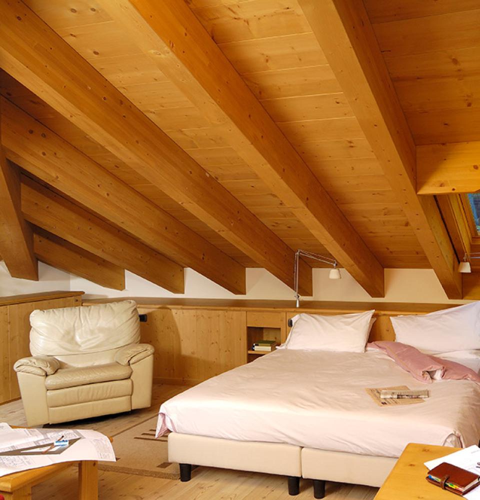 Chambre mansardée confortable avec lit et bureau.