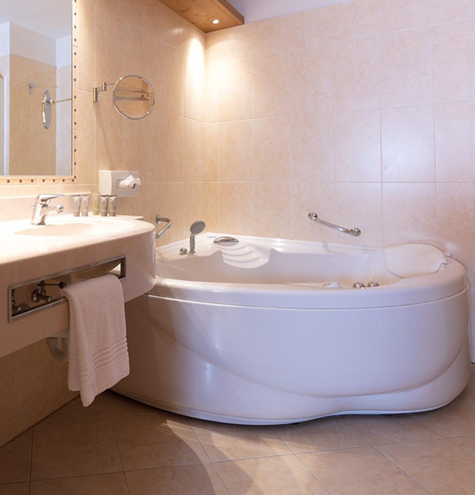 Salle de bain moderne avec baignoire d'angle et double vasque.