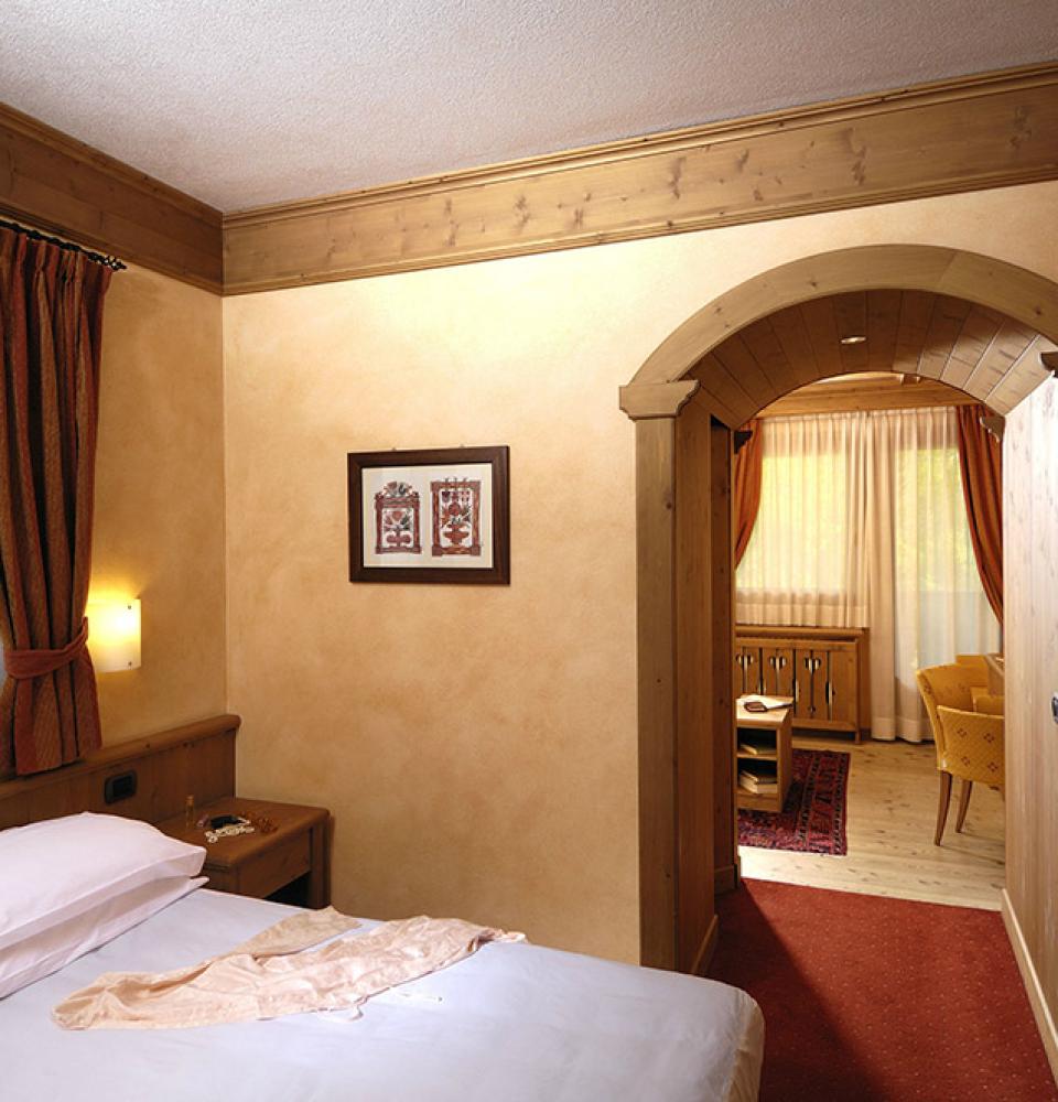 Alt
habitación-familia-triple-de-luxe-detalle-pasillo-estilo-alpino-4
