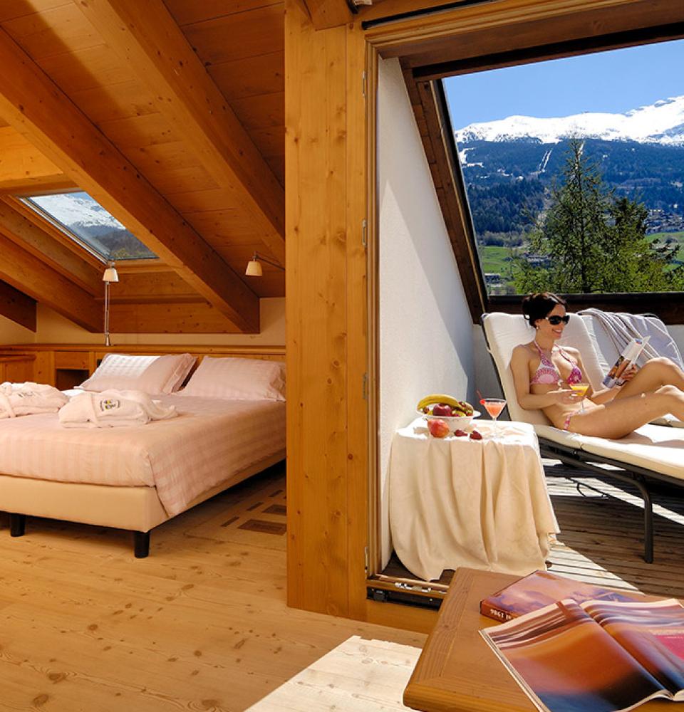 Chambre confortable avec terrasse et vue sur la montagne.