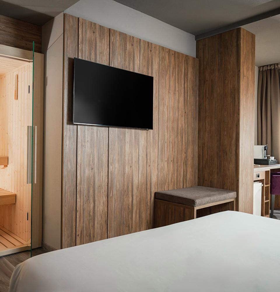 Chambre moderne avec sauna et TV à écran plat.