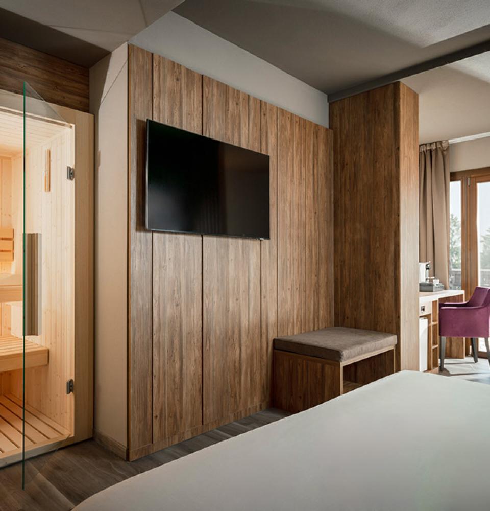 Chambre moderne avec sauna privé et vue panoramique.