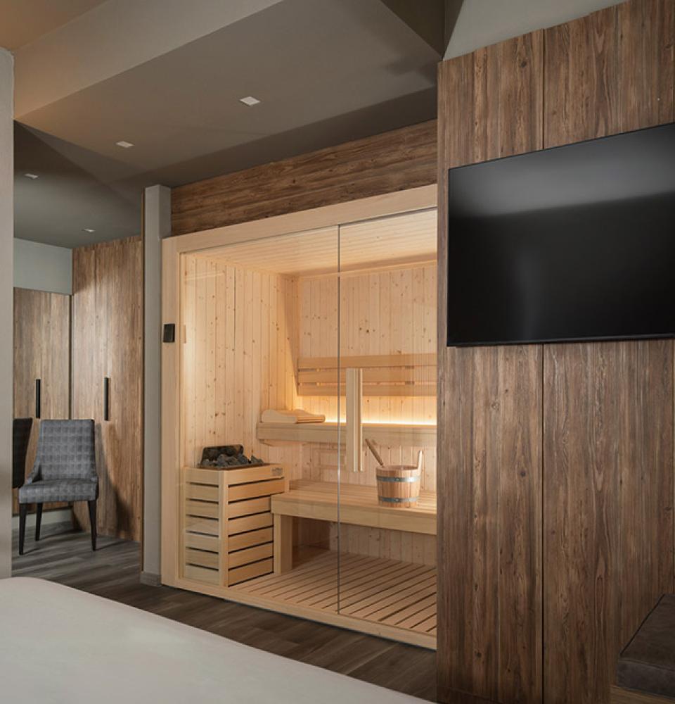 Chambre moderne avec sauna privé et TV à écran plat.